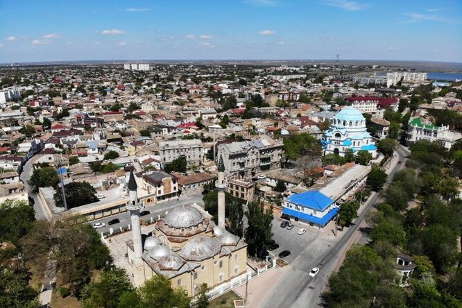 Малый Иерусалим, розовое озеро и лебеди: зачем стоит приехать в Евпаторию