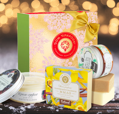 Подарочный набор со снежинками АРОМАТНЫЕ КАНИКУЛЫ: Крем-суфле питательное, Масло монои, Парфюмированное мыло Пудровая ваниль и Ванильный соблазн